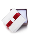 Geschenkbox mit Schmuckschwamm und Schleife weiß-rot 6 x 6 x 2,4 cm 1 Stück
