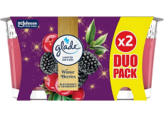 Glade Winter Berries Duftkerze im Glas duo 2 x 112 g