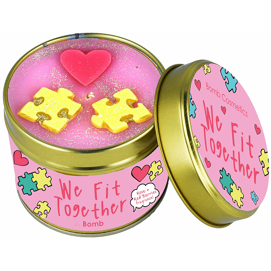 Bomb Cosmetics We Fit Together - We Fit Together duftende natürliche, handgemachte Kerze in einer Dose brennt bis zu 35 Stunden