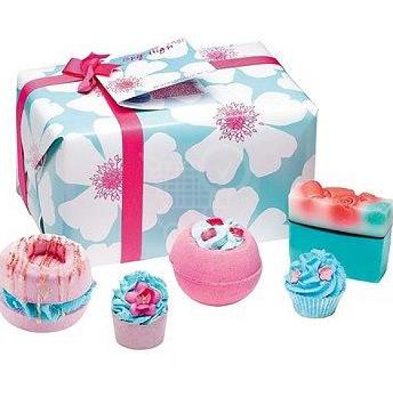 Bomb Cosmetics Im siebten Himmel funkelnde Ballistik 160 g + Glycerinseife 100 g + Ballistik 140 g + Block 30 g + Cupcake 30 g, Kosmetikset