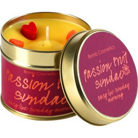 Bomb Cosmetics Passionate Fruit Eine duftende natürliche, handgefertigte Kerze in einer Blechdose brennt bis zu 35 Stunden