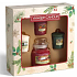 Yankee Candle Magischer Weihnachtsmorgen Packen Sie die Magie aus - Erweitern Sie die magische Duftkerze Klassisches kleines Glas 104 g + singende Weihnachtslieder - singende Weihnachtslieder + Feiertagsherd - Feiertagskamin + Überraschungsschneefall - schneebedeckte Duftvotivkerze 3 x 49 g, Weihnachtsgeschenkset
