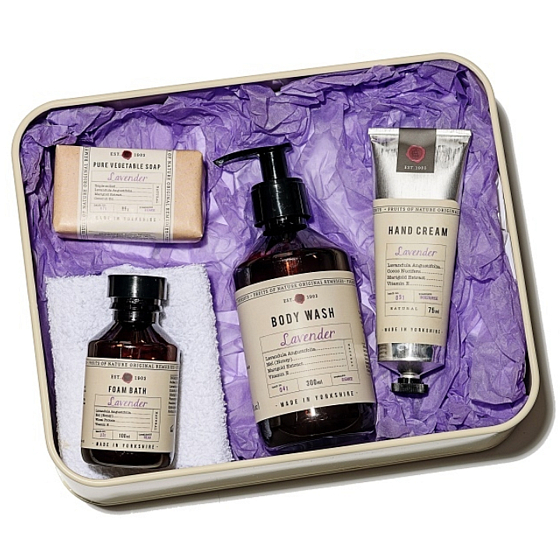 Fikkerts Lavendel Flüssigseife für Körper und Hände, 300 ml + intensive feuchtigkeitsspendende Hand- und Nagelcreme 75 ml + Badeschaum 100 ml + feuchtigkeitsspendende Seife 85 g + 100% Baumwolle Flanell Handtuch Geschenkset in Dose
