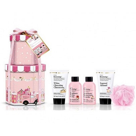 Baylis & Harding Pink Collection Erdbeer-Cupcake-Seife 100 ml + Himbeer-Panna-Cotta-Duschcreme 100 ml + Käsekuchen-Körperlotion 50 ml + Zuckermandel-Handcreme 50 ml + Zuckermandel-Badekristalle 25 g + Massageschwamm, Kosmetikset