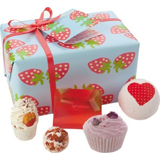 Bomb Cosmetics Strawberry Fields ballistische Mischung 380 g + Glycerinseife 100 g, Kosmetikset