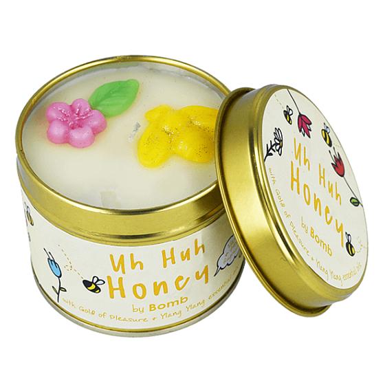 Bomb Cosmetics Med - Uh Huh Honey Duftende natürliche, handgefertigte Kerze in einer Blechdose brennt bis zu 35 Stunden.