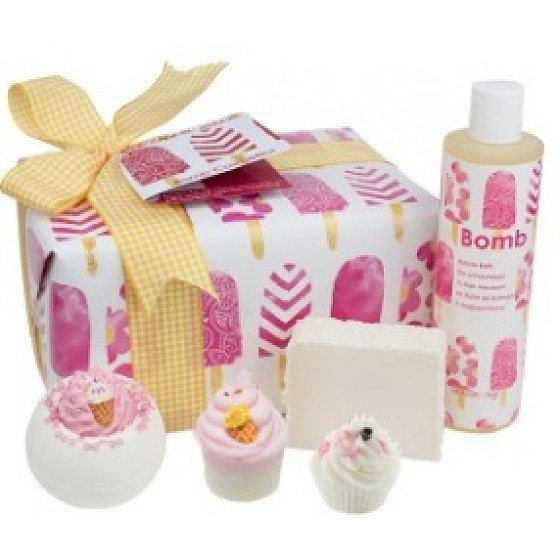 Bomb Cosmetics Ice Queen funkelnde Ballistik 160 g + Block 50 g + Cupcake 30 g + Glycerinseife 100 g + Badeschaum 300 ml, Kosmetikset
