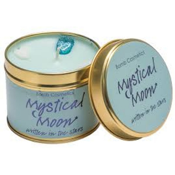 Bomb Cosmetics Mystical Moon Duftende natürliche, handgemachte Kerze in einer Dose kann bis zu 35 Stunden brennen