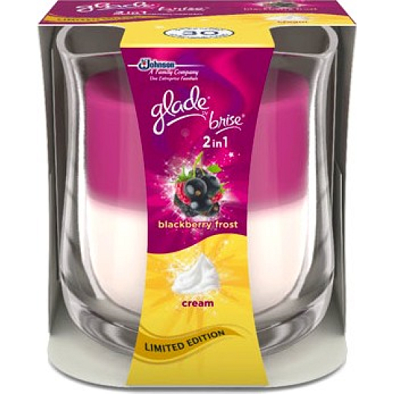 Glade by Brise 2in1 Duftkerze mit Brombeerfrost und Creme in Glas, Brenndauer bis zu 30 Stunden 135 g