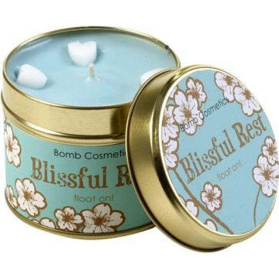 Bomb Cosmetics Blue from the Sky Eine duftende natürliche, handgefertigte Kerze in einer Blechdose brennt bis zu 35 Stunden