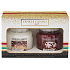 Yankee Candle All Is Bright + Berry Trifle - Fruchtdessert mit Vanillecreme Duftkerze Classic Medium Glass 2 x 411 g, Weihnachtsgeschenkset