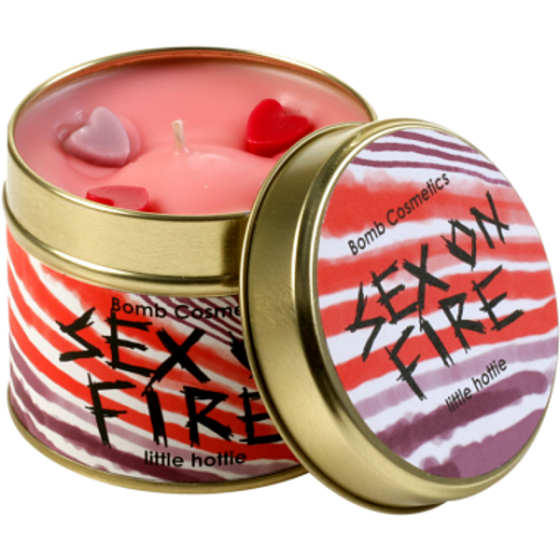Bomb Cosmetics Fiery Passion Duftende natürliche, handgefertigte Kerze in einer Blechdose brennt bis zu 35 Stunden