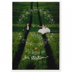 Albi spielt Grußkarte im Cover Für die Hochzeit Jungvermählten laufen auf der Wiese Liebe seit 100 Jahren Lucie Vondráčková 14,8 x 21 cm