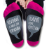 Nekupto Family Geschenke mit Humor Socken Unschuldig und nett sehe ich einfach aus. Vor allem wenn ich mich ausruhe, Größe 39-42