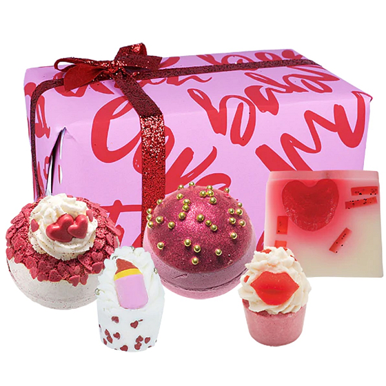 Bomb Cosmetics Date Night sprudelnder Badebalsam 2 x 160 g + Glyzerinseife 100 g + Badematte 2 x 50 g, Kosmetikset